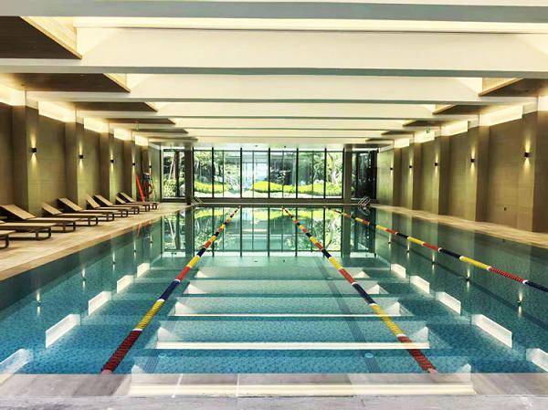 AQUA愛克泳池設(shè)備落地?zé)熍_高端社區(qū)，強(qiáng)效過濾與恒溫智控技術(shù)引關(guān)注:泳池設(shè)備