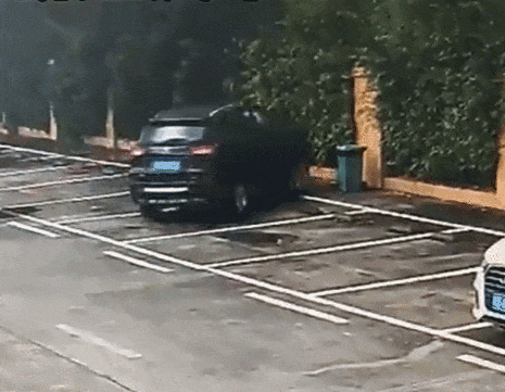 東莞一小車撞破圍墻沖進(jìn)游泳池 官方通報(bào):游泳池