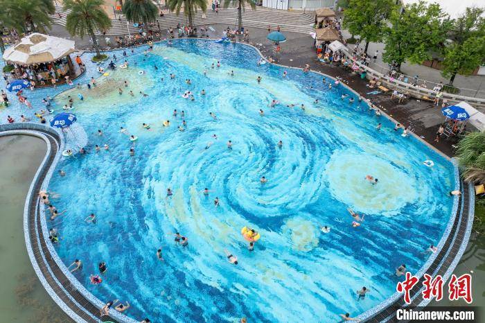 成都“星空”游泳池周末人氣旺:游泳池