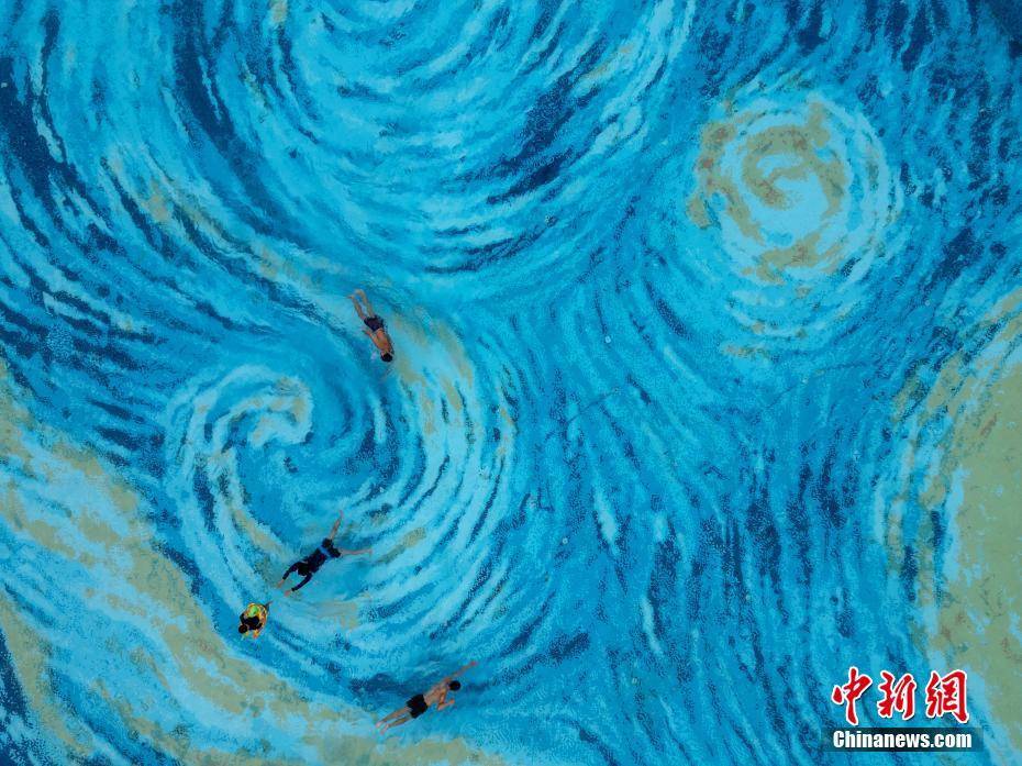 成都一游泳池化身夢(mèng)幻“星空畫”:游泳池