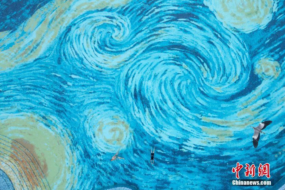 成都一游泳池化身夢幻“星空畫”:游泳池