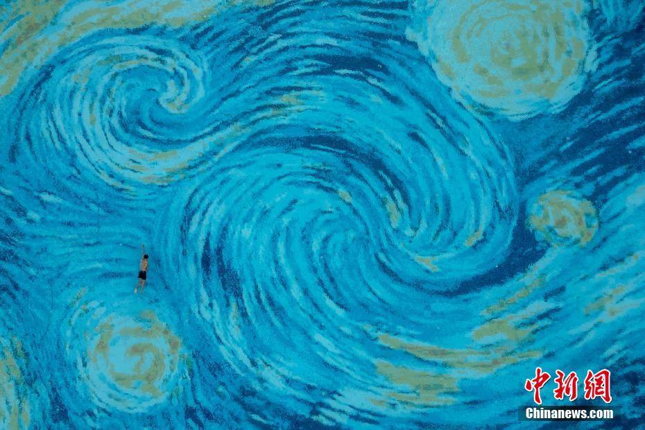 成都一游泳池化身夢幻“星空畫”:游泳池