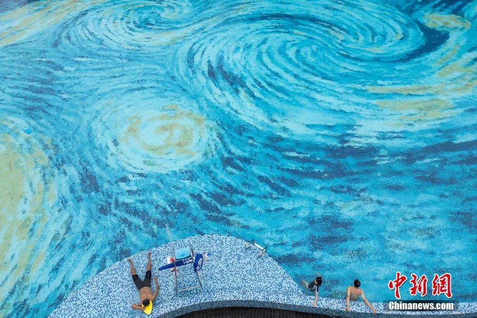 成都一游泳池化身夢幻“星空畫”:游泳池