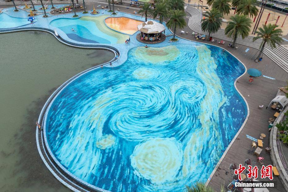 成都一游泳池化身夢幻“星空畫”:游泳池