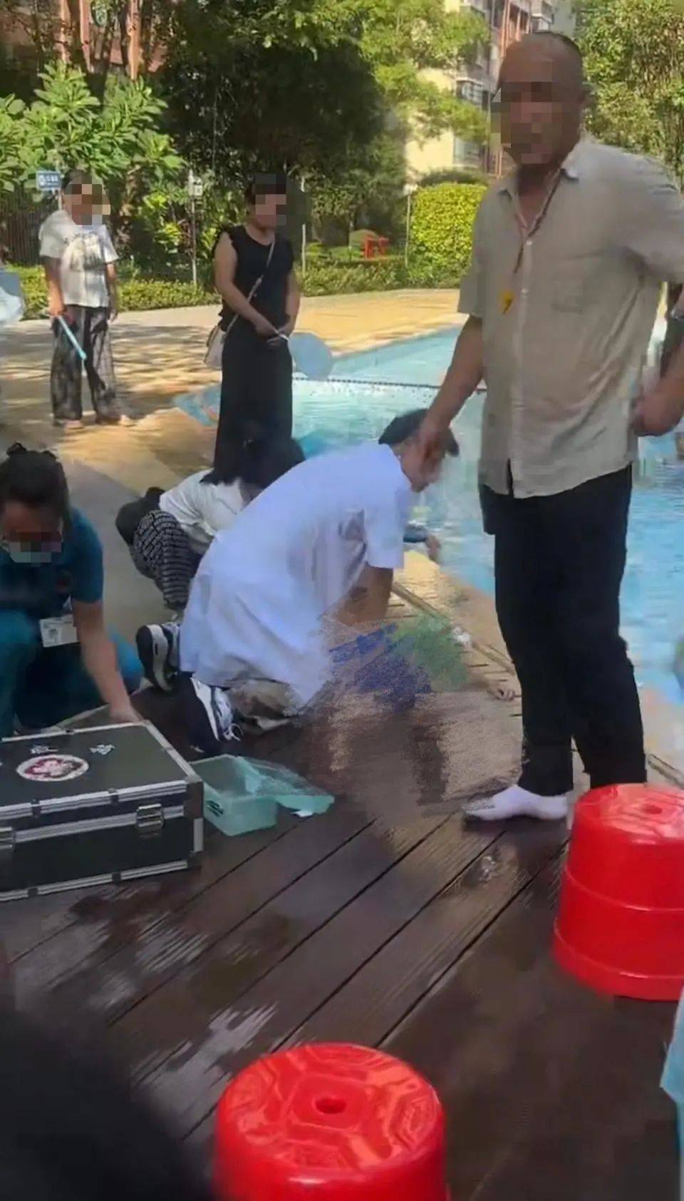 痛心！南寧一小區(qū)內(nèi)小孩在游泳池溺亡！年齡不到10歲！太唏噓…:游泳池
