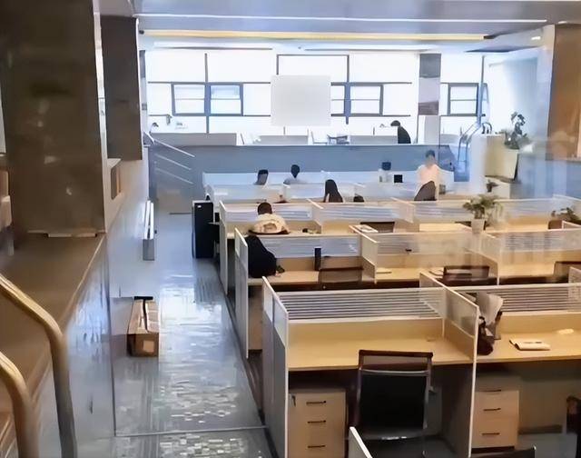 在“1.55米深水區(qū)”辦公？成都一公司游泳池“爆改”辦公室:游泳池