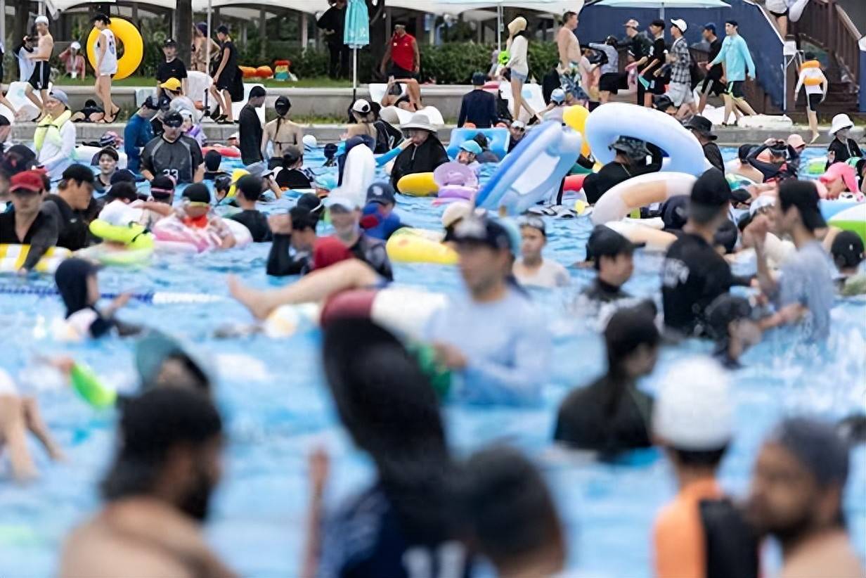 日本男子在游泳池脫掉小學(xué)生泳衣，被捕后認(rèn)罪稱：我無(wú)法控制自己:游泳池