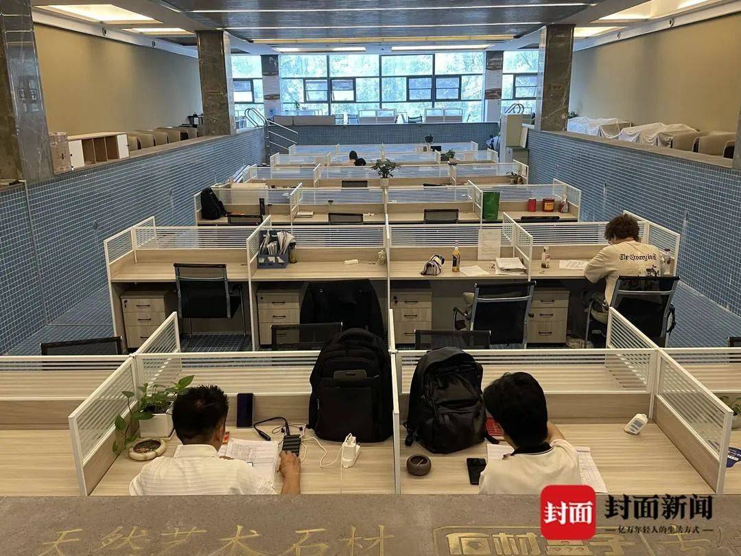 在“1.55米深水區(qū)”辦公？成都一公司游泳池“爆改”辦公室！下班=上岸！:游泳池