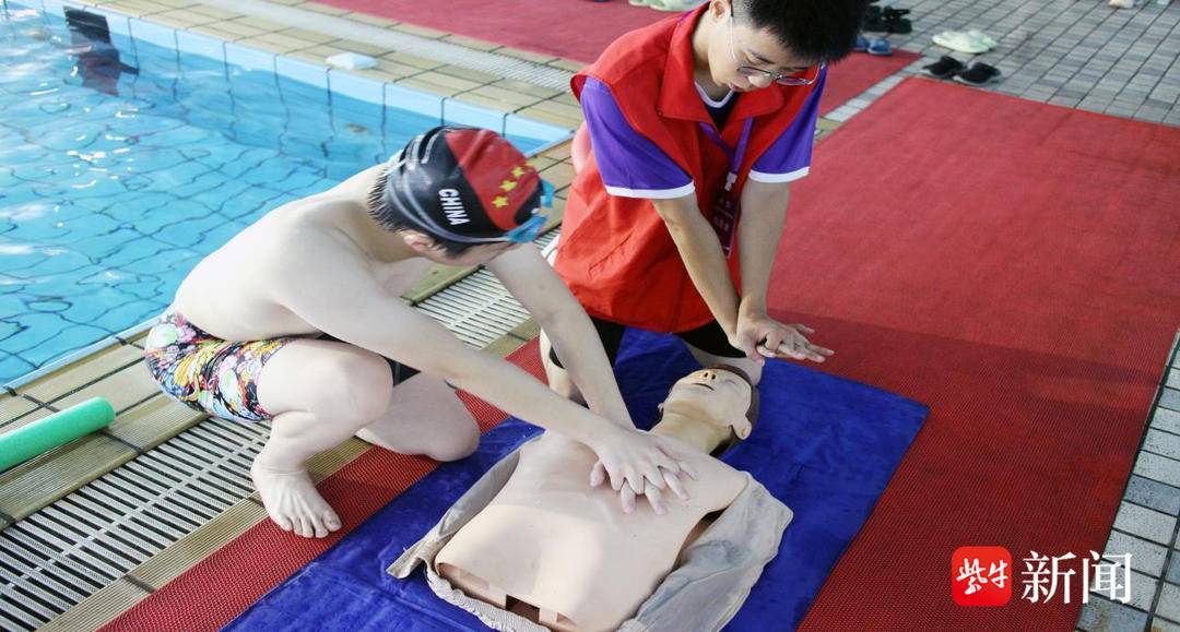 切實(shí)提升孩子們的防溺水安全意識(shí)世界預(yù)防溺水日<strong></p>
<p>游泳池</strong>，鎮(zhèn)江急救專家游泳池邊科普溺水急救技能:游泳池