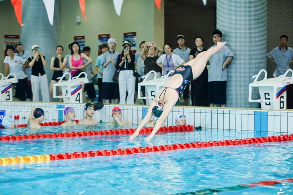 杭州有高中把軍訓(xùn)搬到了游泳池<strong></p>
<p>游泳池</strong>，第一名獎(jiǎng)品是潘展樂簽名照！:游泳池