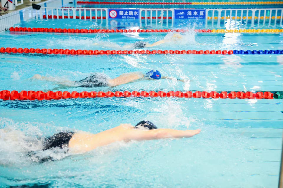 杭州有高中把軍訓(xùn)搬到了游泳池<strong></p>
<p>游泳池</strong>，第一名獎(jiǎng)品是潘展樂簽名照！:游泳池